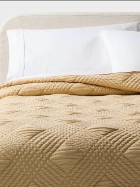 King Diamond Matelasse Gauze Quilt Yellow
- Threshold™